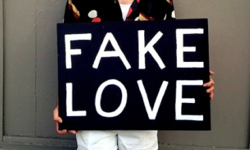 Rote Karte für Fake-Profile!